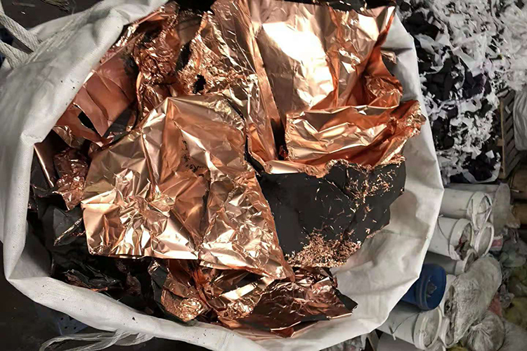 鋰電（diàn）池正負極片破碎回收設備對正負極片處理